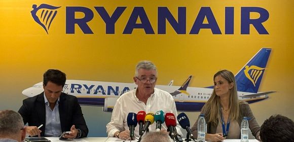 Guerra total: Ryanair se va de Asturias y castiga a la España regional