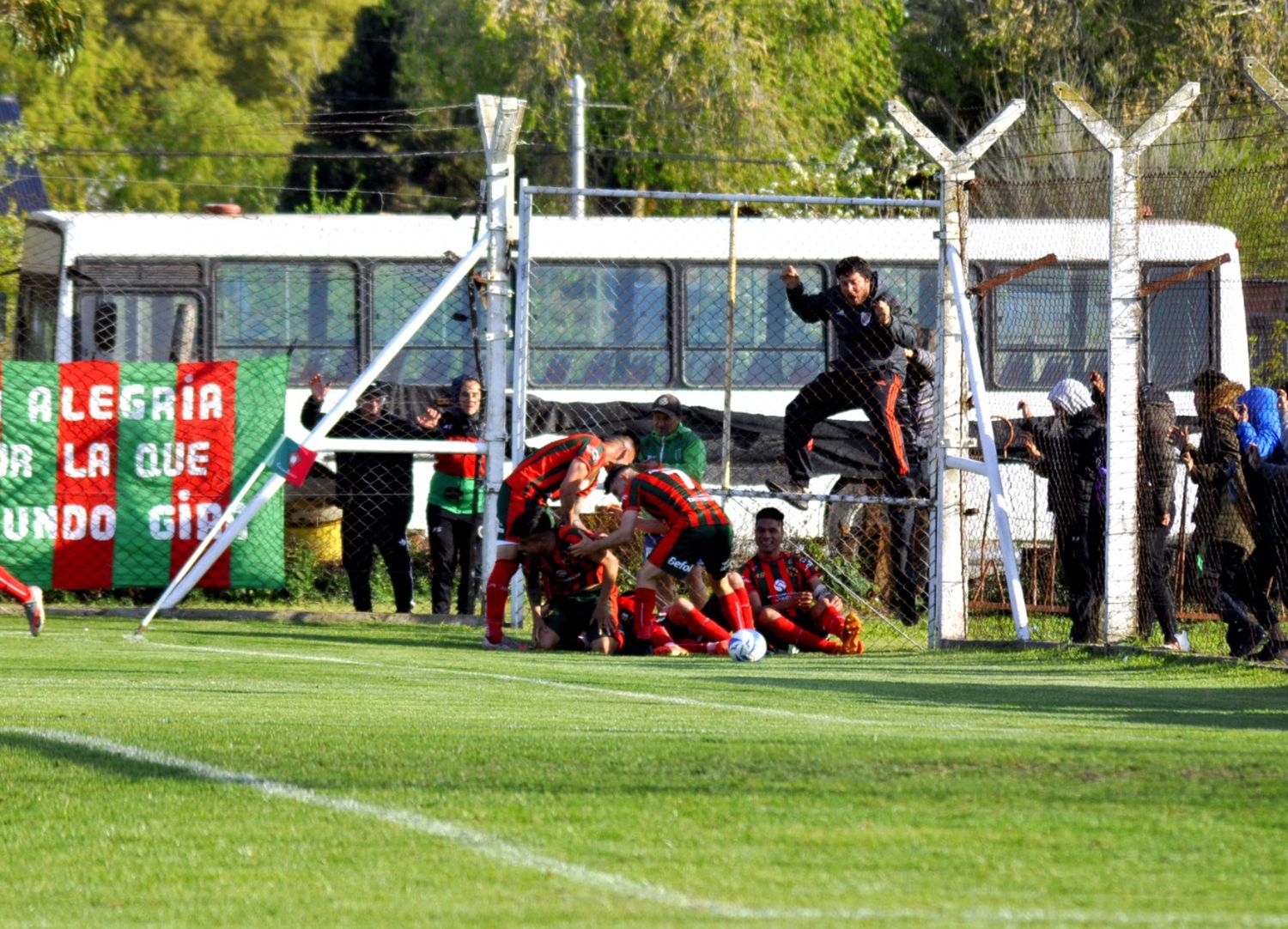 Sobre el final, Círculo estiró su racha como local