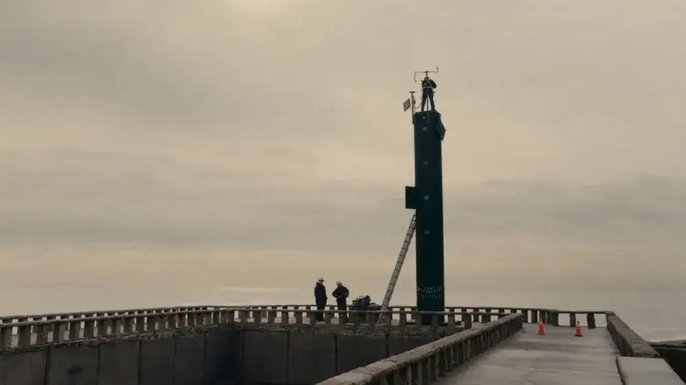 Inició el plan de renovación de balizas en el puerto de Mar del Plata.