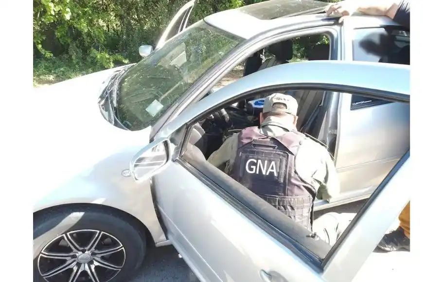 El conductor del automóvil quedó imputado de "Tenencia ilegítima de armas".