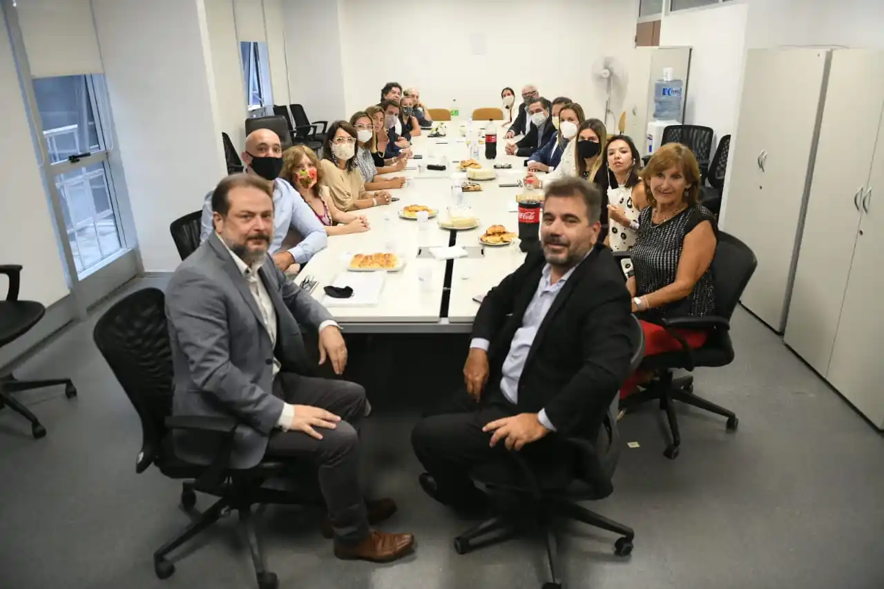 Las firmas juntadas para pedir por la reapertura del Aeropuerto de El Palomar fueron presentadas en Diputados