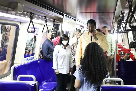 ¡LANZA PLAN PARA RECUPERARLO! Maduro no quiere buhoneros en el Metro y pide reubicarlos