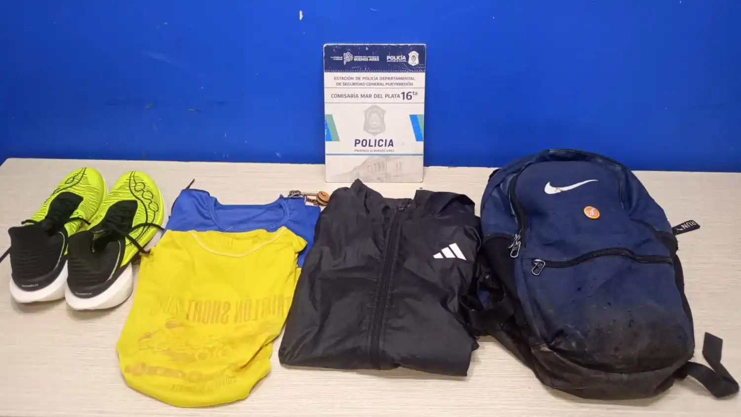 En la persecución, los implicados descartaron un teléfono celular y una mochila con prendas de vestir.