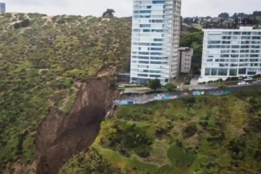 Chile: evacuaron a más de 200 personas por un impresionante socavón en Viña del Mar