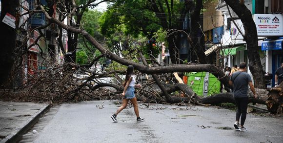 Inundaciones y destrozos en pleno temporal en la ciudad de Rosario