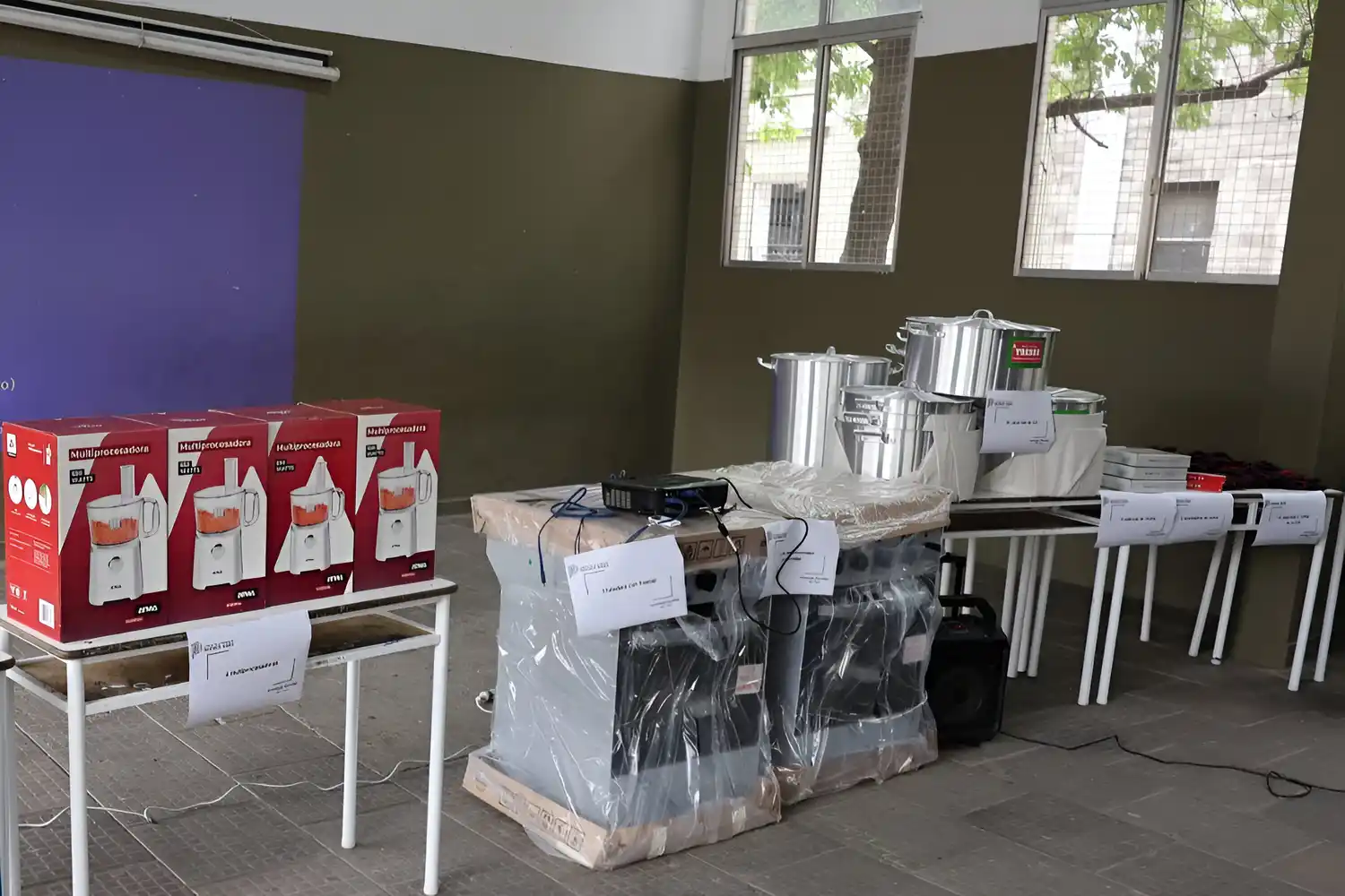 El equipamiento entregado a comedores escolares del disrtito.