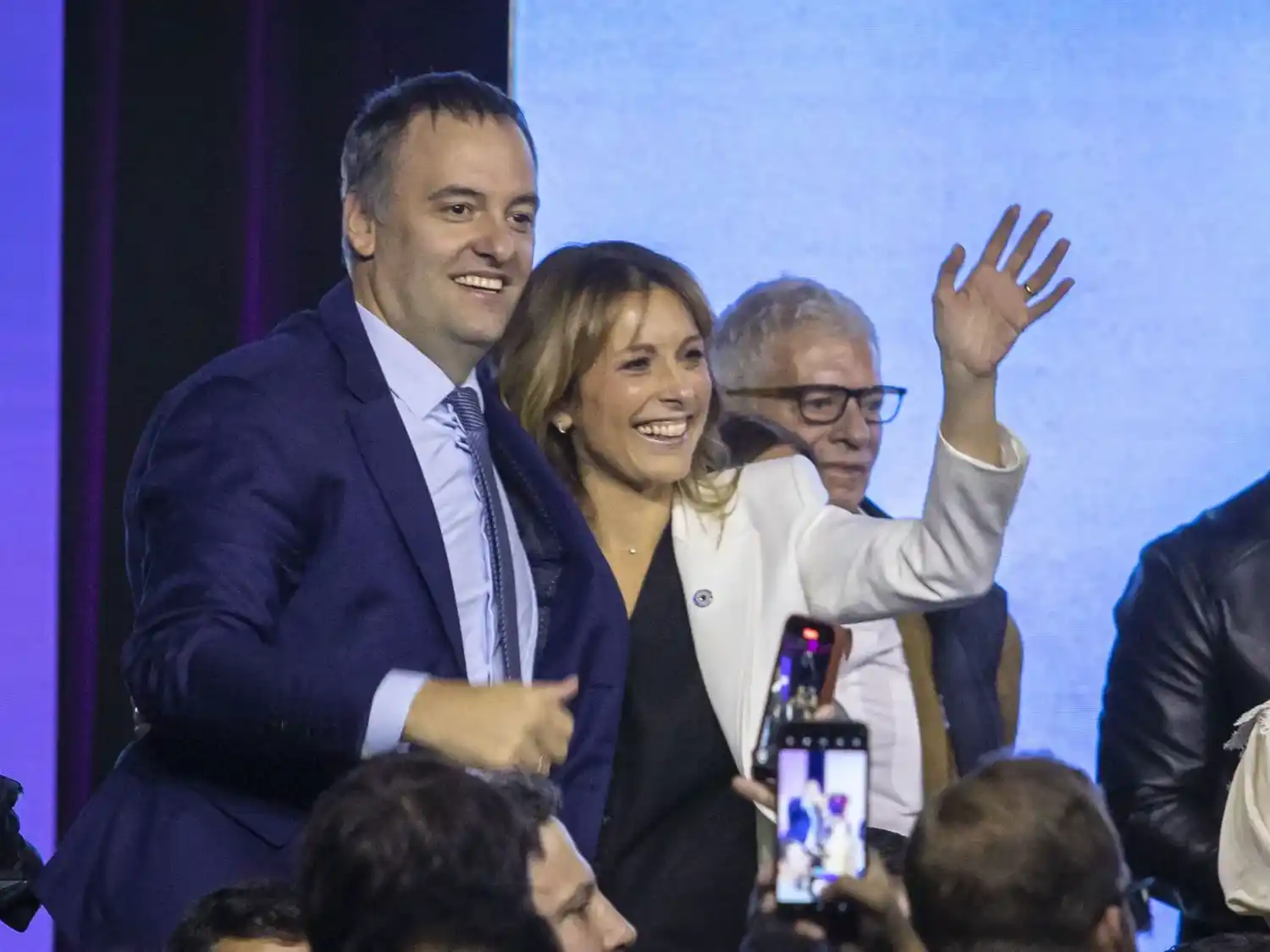 Manuel Adorni junto a su esposa, Bettina Angeletti.