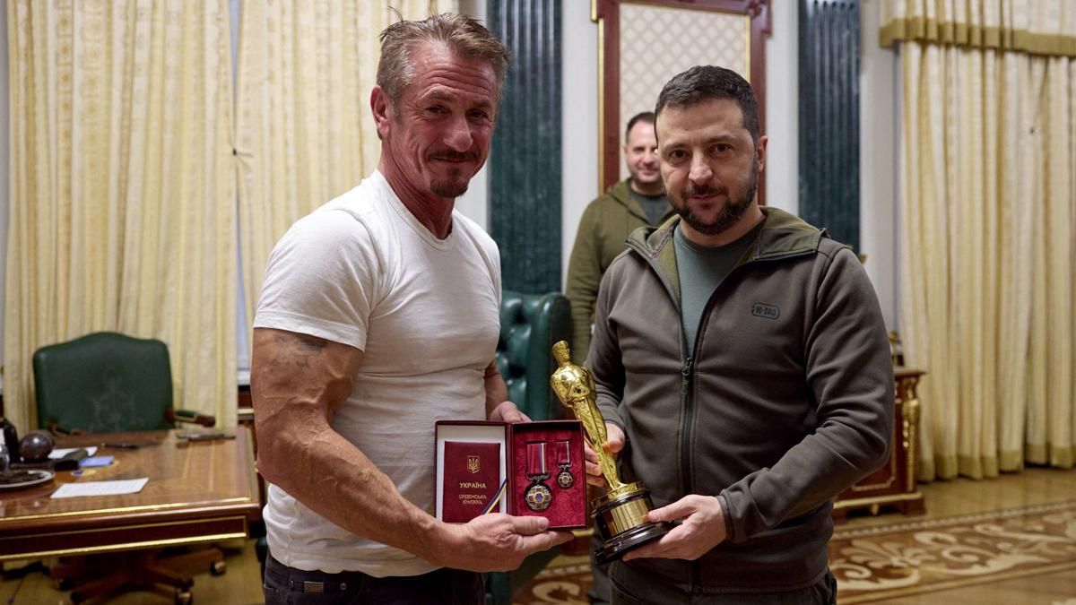 Por la victoria de Ucrania: Sean Penn entregó a Zelenski su Oscar como símbolo de fe