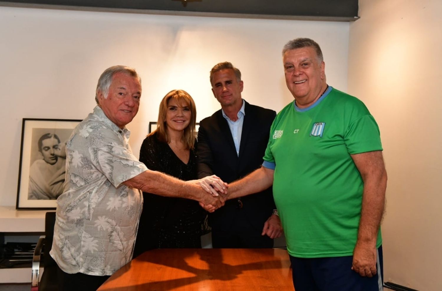 Luis Ventura y Luis Barrionuevo se dan la mano para la entrega de los Martín Fierro Digital Nativo