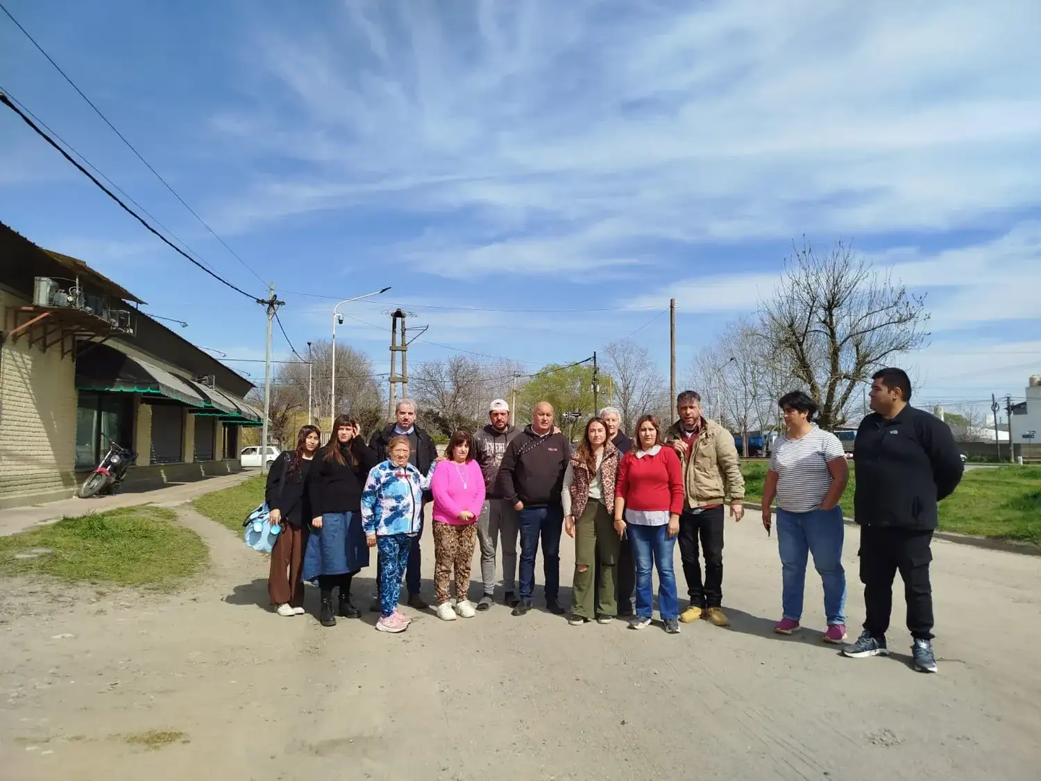 Algunos vecinos se reunieron en Güemes Este casi Darragueira para plantear sus demandas al Municipio.