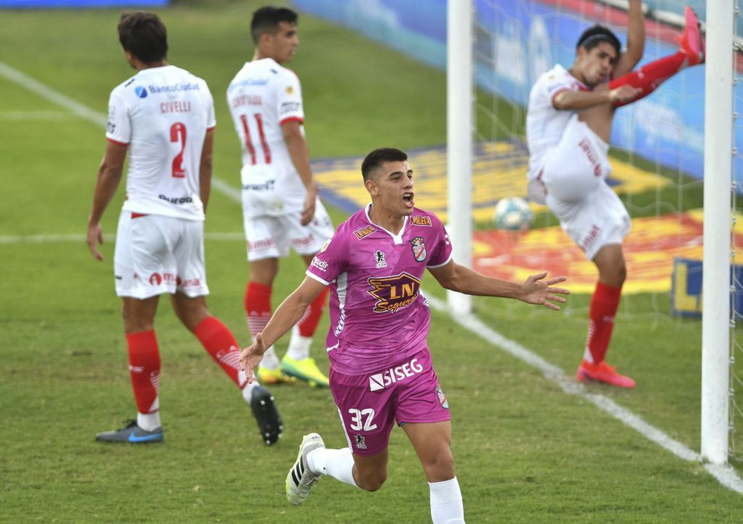 Arsenal cerró con una victoria ante Huracán