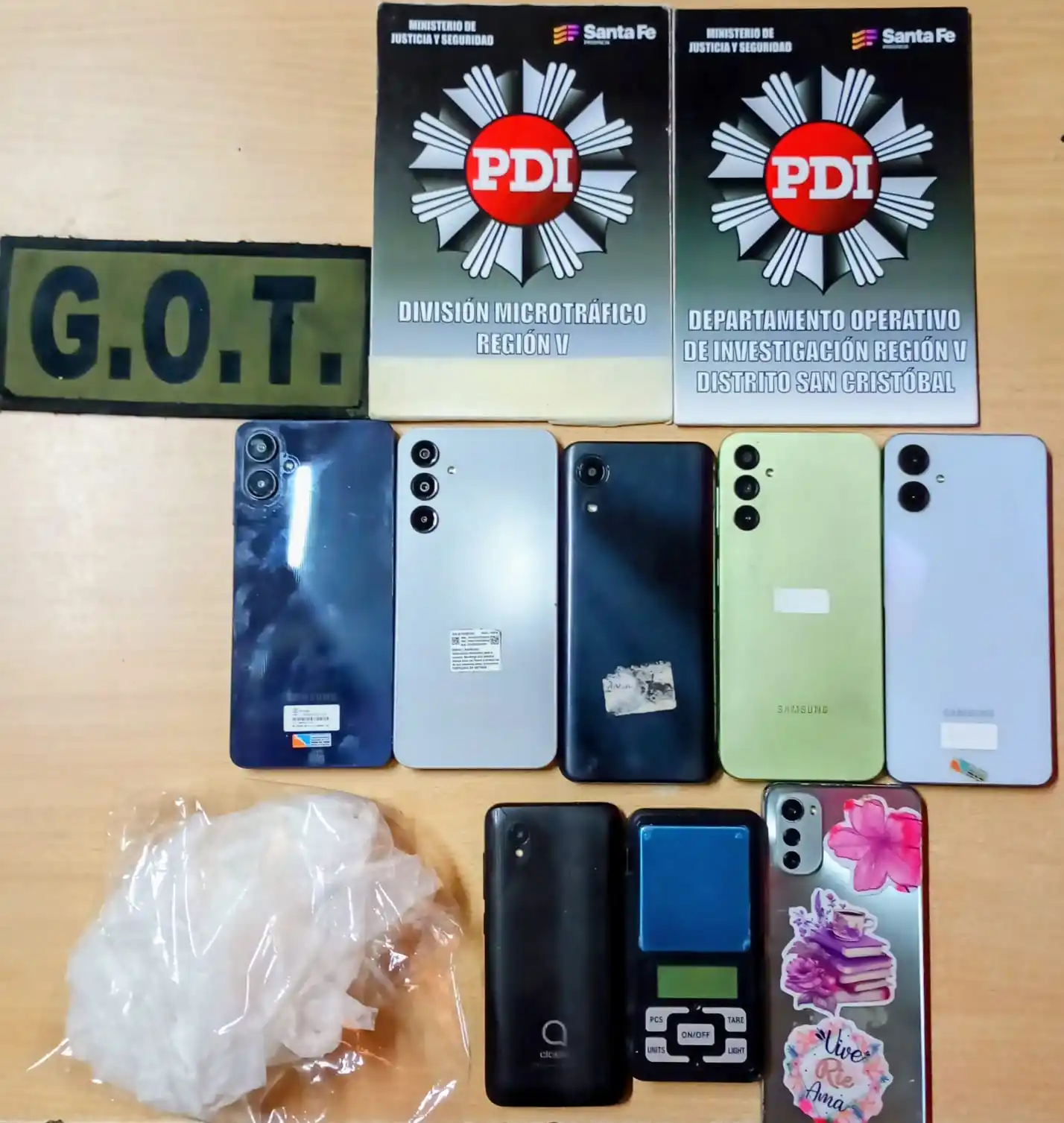 Detuvieron a una mujer por microtráfico y usurpación: hallaron celulares, bolsas de nylon y una balanza