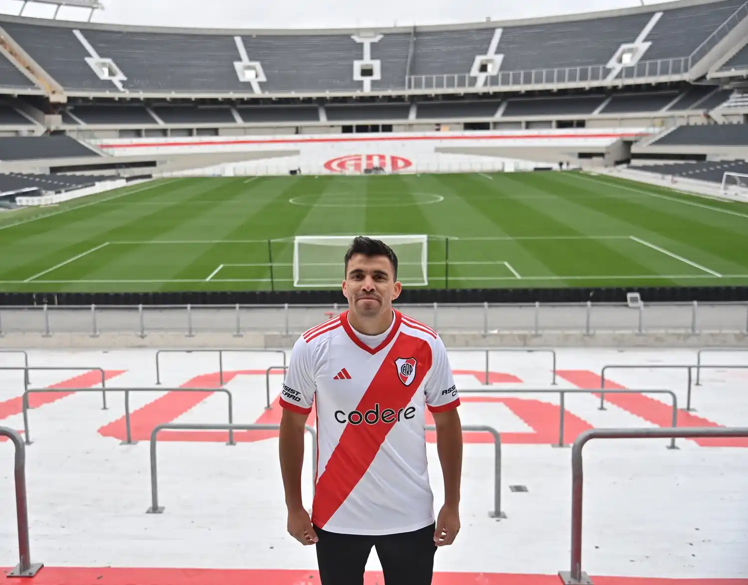 Acuña firmó contrato y ya luce la banda roja
