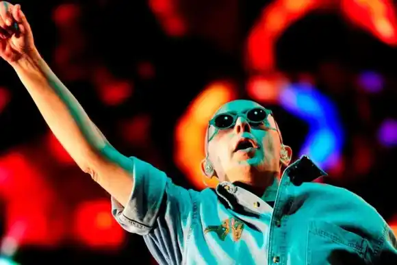 Tras haber anunciado su retiro, el Indio Solari cantó virtualmente en el show de Los Fundamentalistas en La Plata