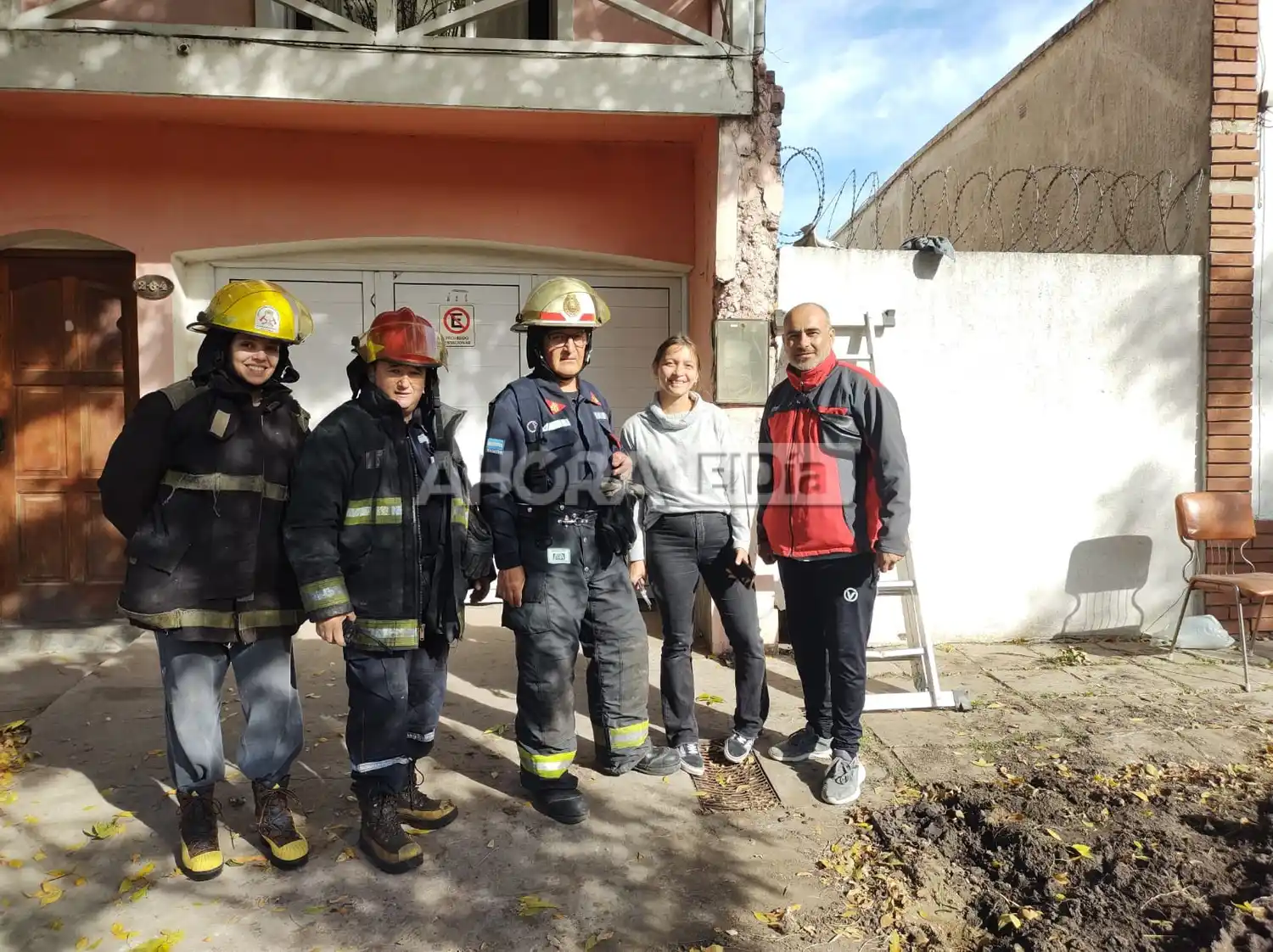 Se enganchó en un alambre de púas y se desangraba, pero 2 vecinos y los bomberos le salvaron la vida