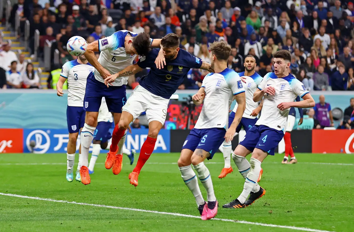 La pelota ya se desvió en Maguire tras el cabezazo de Giroud. Francia saca ventaja y la sostendrá hasta el final.