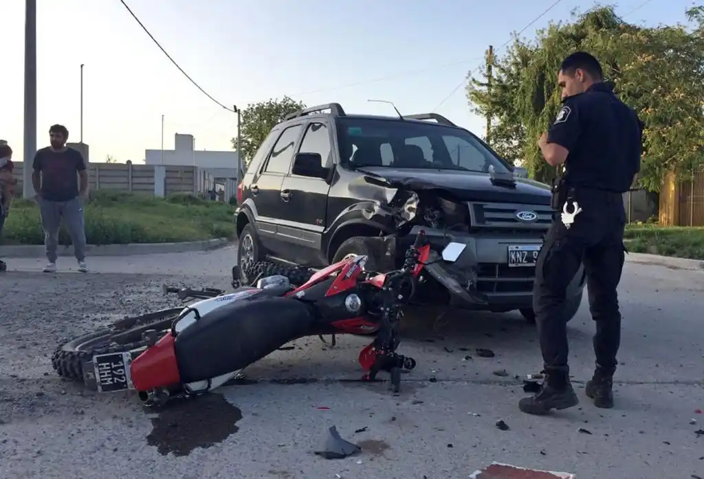Tras chocar con una camioneta, un motociclista quedó en terapia y su estado es reservado