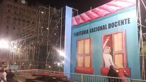 Tras la represión, los docentes armaron la "escuela itinerante" frente al Congreso