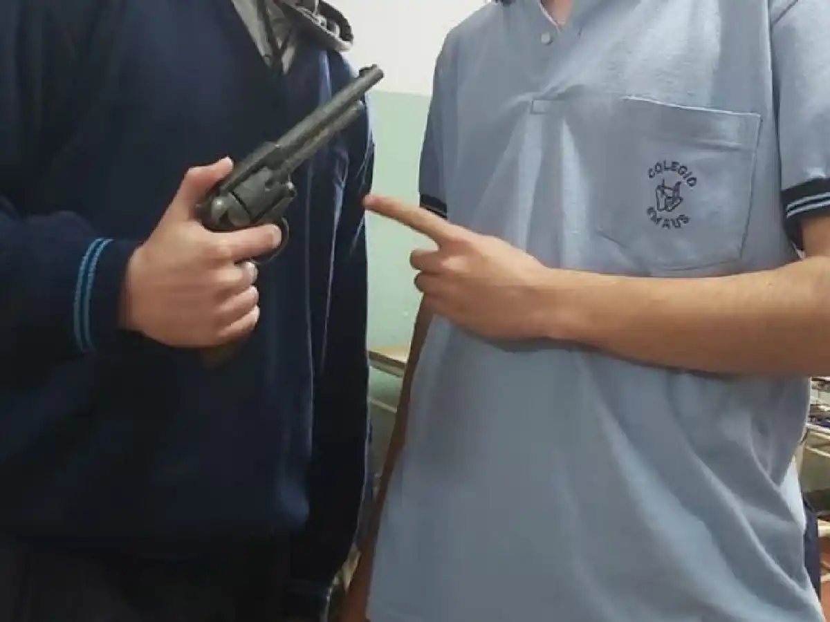 Alumnos le apuntaron con un arma al profesor en plena clase