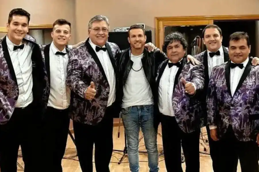 Los Palmeras y Axel: "Te mueve los pies y toca el corazón"