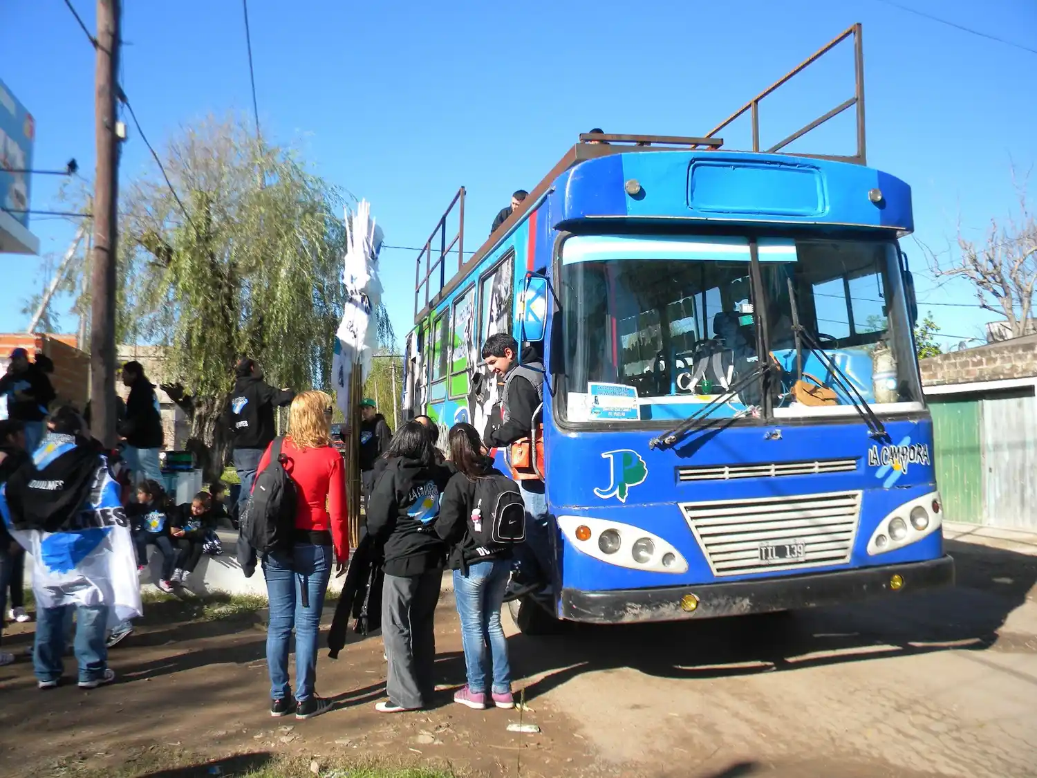 Denuncian que La Cámpora vende bolsones de comida en Bernal