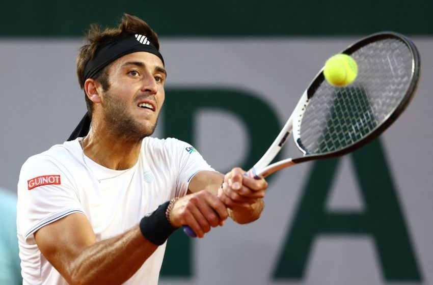 Tomás Etcheverry, a paso firme en Roland Garros: venció a Yoshihito Nishioka y pasó a cuartos de final
