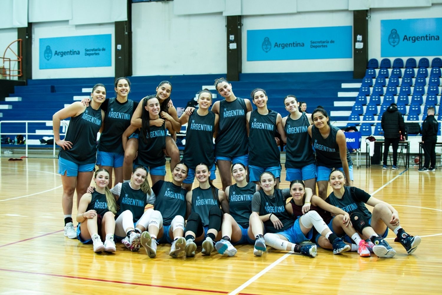 El plantel de 17 jugadoras que comenzó a entrenar. (Foto: CAB)