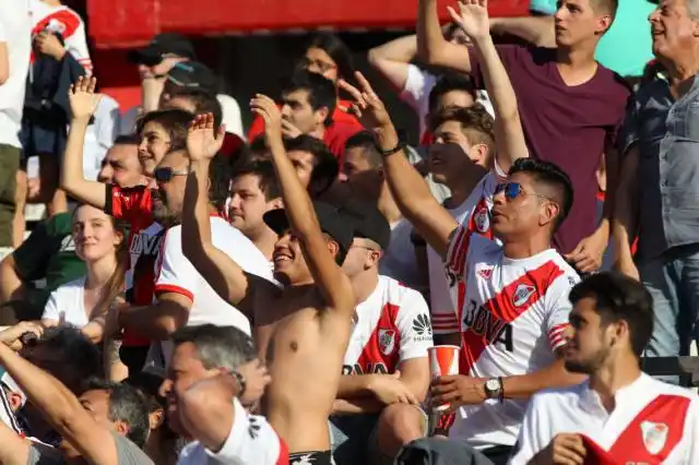 Un hincha de River cambia su entrada por un trabajo
