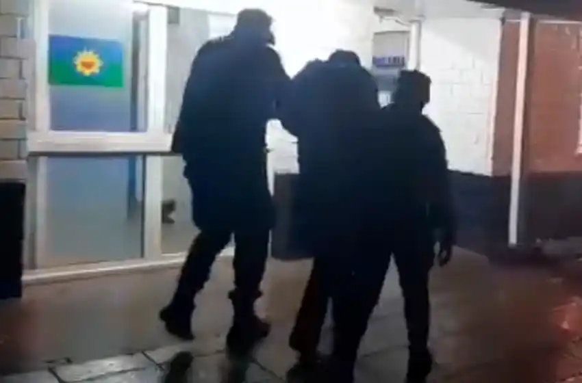 Atacó a la madre y la amenazó de muerte: lo atrapan peleándose con un vecino