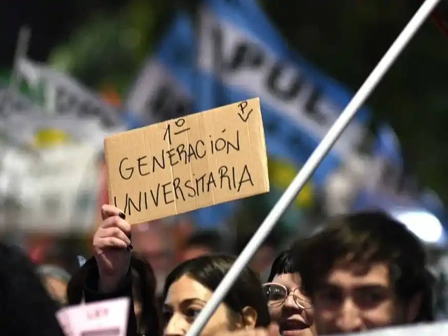 La comunidad universitaria sale a la calle en reclamo de financiamiento. Foto: Manuel Fabatía