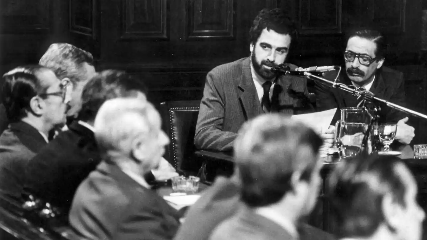 El abrazo con Moreno Ocampo, la reacción de los militares y el eco de una pieza jurídica que cambió la historia argentina.