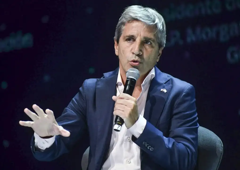 Luis Caputo, calificó de “matón de barrio” al gobernador de La Rioja, Ricardo Quintela.
