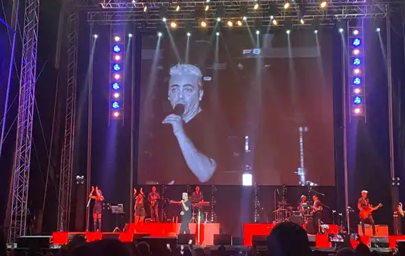 Cristian Castro, todo un gallo en escena