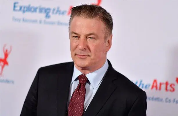 Baldwin pide que la policía revise las armas de los sets