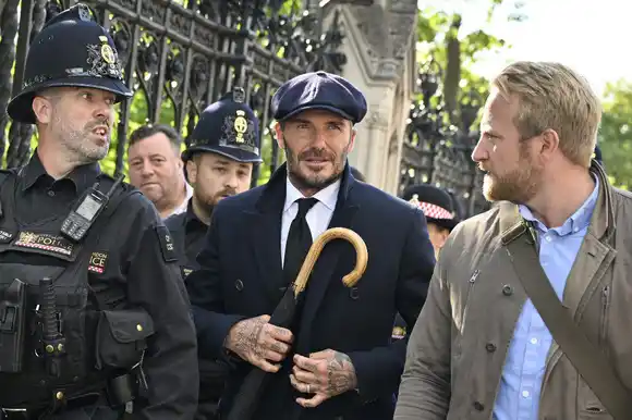 ¡COMO UN BRITÁNICO MÁS! Beckham hizo 12 horas de cola para despedir a Isabel II