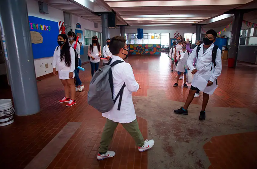 Tras reunirse con gremios, la Provincia garantiza por ahora las clases presenciales