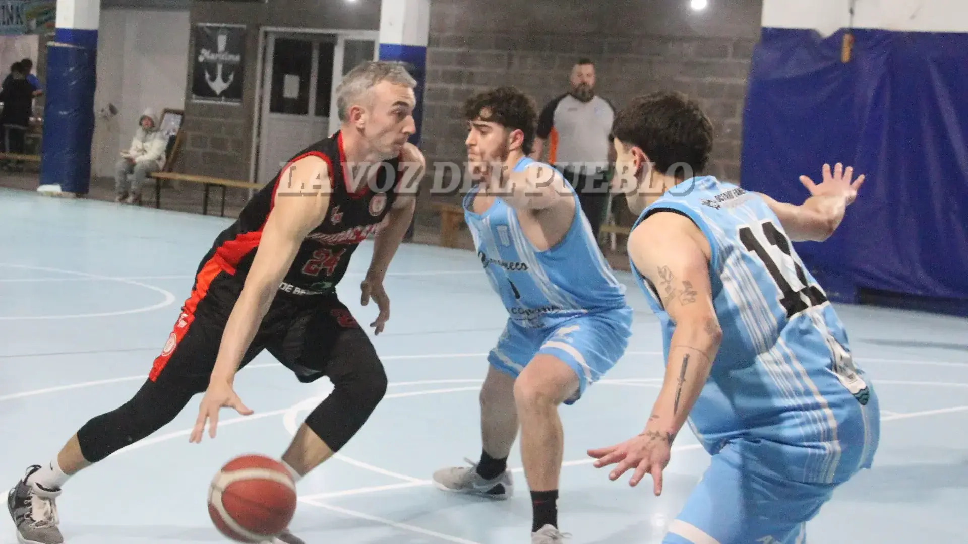 Agustín Apreda conduce el balón ante la marca claromequense