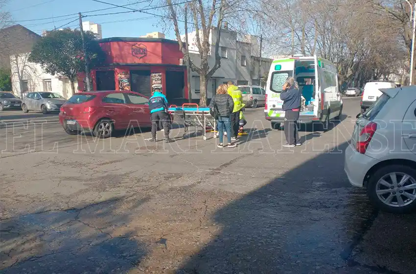 Atropellan a una mujer en bicicleta: la trasladan al HIGA con golpes en la cabeza