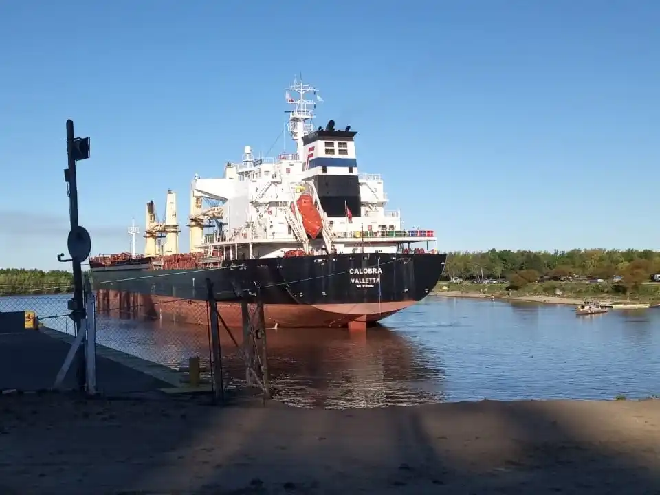el buque Calobra amarró en el puerto de San Pedro el domingo 28