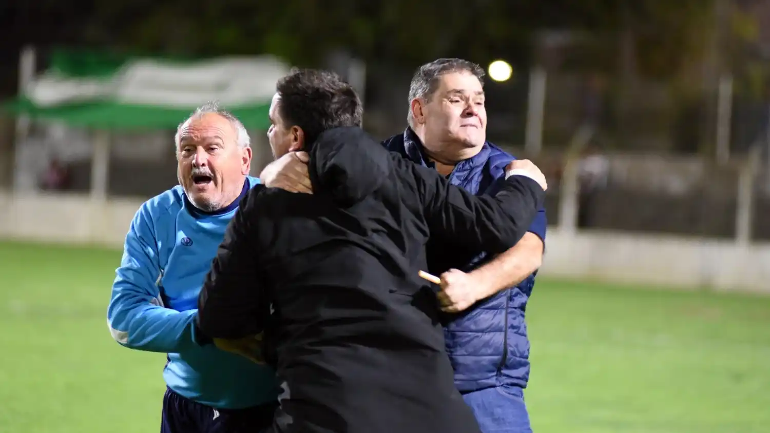 Cenoz, invadido por la emoción, se abraza a Moreno. “Se me salió la cadena”, reconoció el presidente.