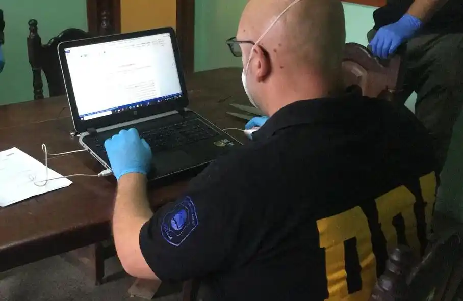 Pornografía infantil: secuestran varios dispositivos electrónicos