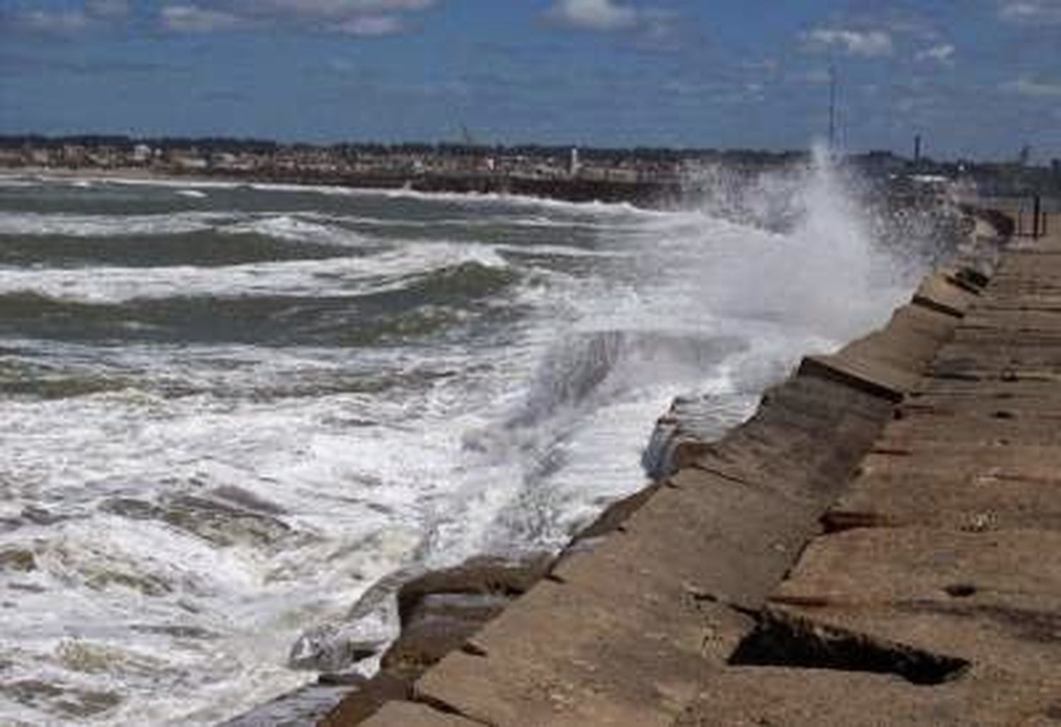 Alerta en la Costa Atlántica por importante crecida del mar 