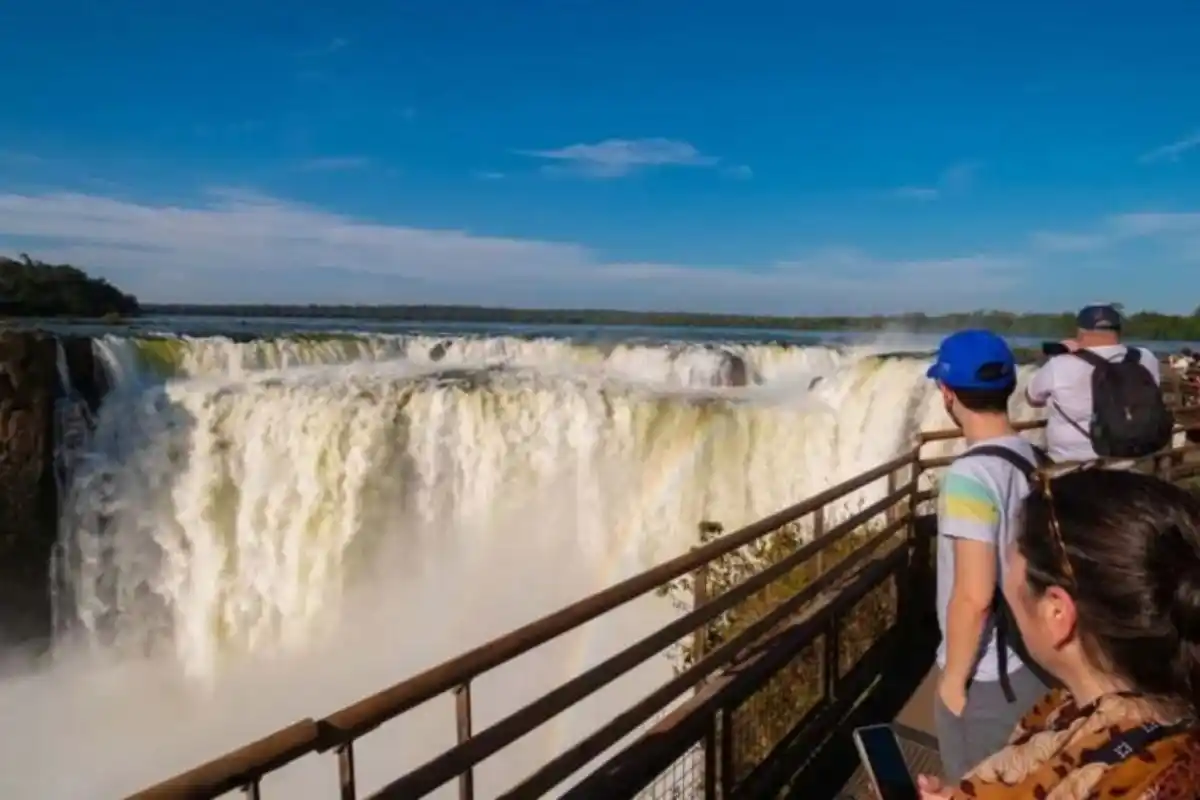 El auge del turismo se hizo evidente en las principales rutas del país