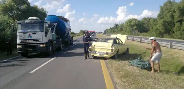 Camión chocó a un Taunus en su parte trasera