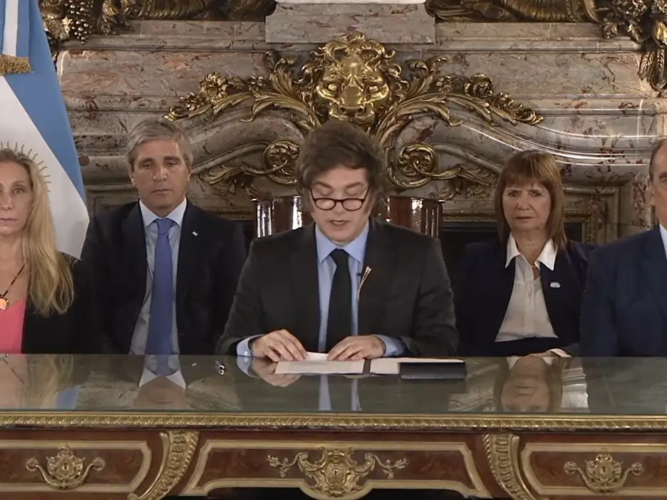 El presidente Milei brindó una Cadena Nacional ante la presencia del Gabinete.