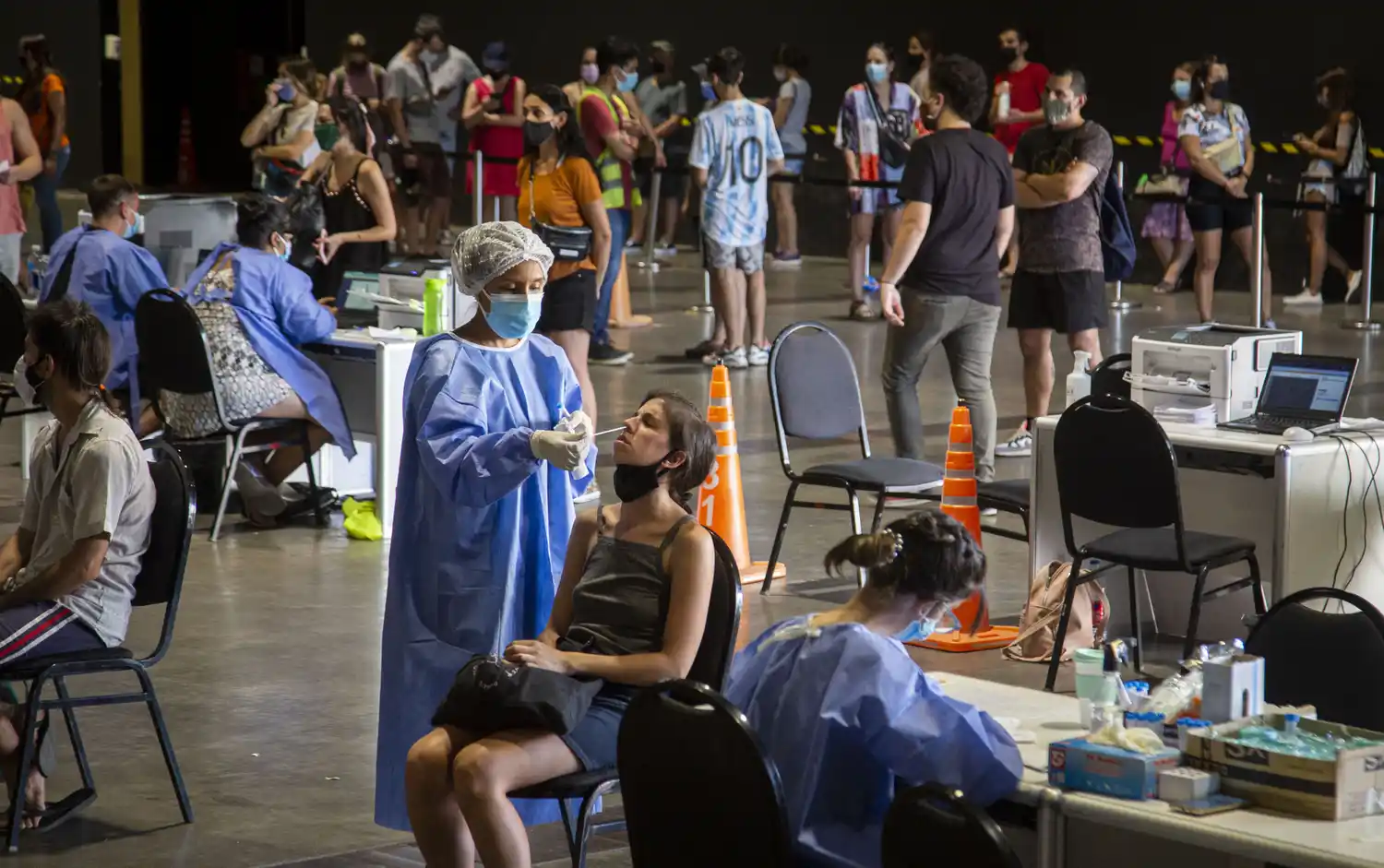 Ayer volvieron a detectarse más de cien mil casos positivos de coronavirus en el país.