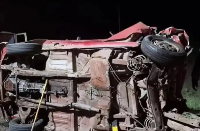 Imagen del Renault 12, tras ser impacto de la camioneta Ford Ranger.