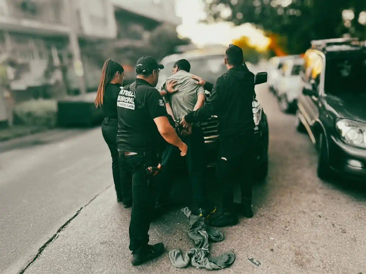 Los agentes observaron al imputado consumiendo alcohol en la vía pública.