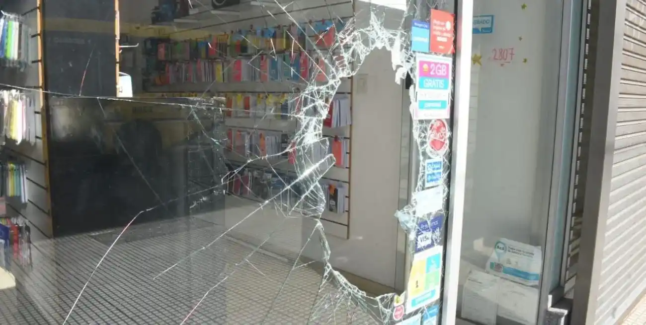 Los detenidos tras vandalizar un negocio en la zona céntrica de Santa Fe