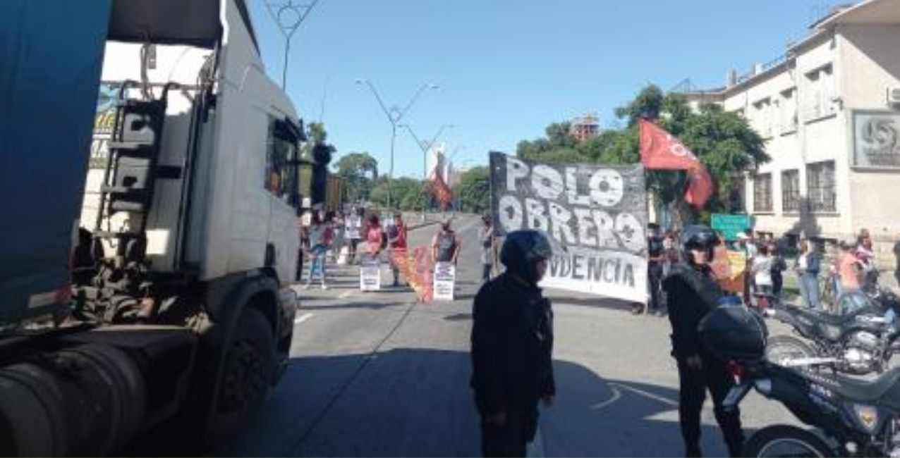 Tensión en la protesta que realiza el Polo Obrero en Av. 27 de Febrero
